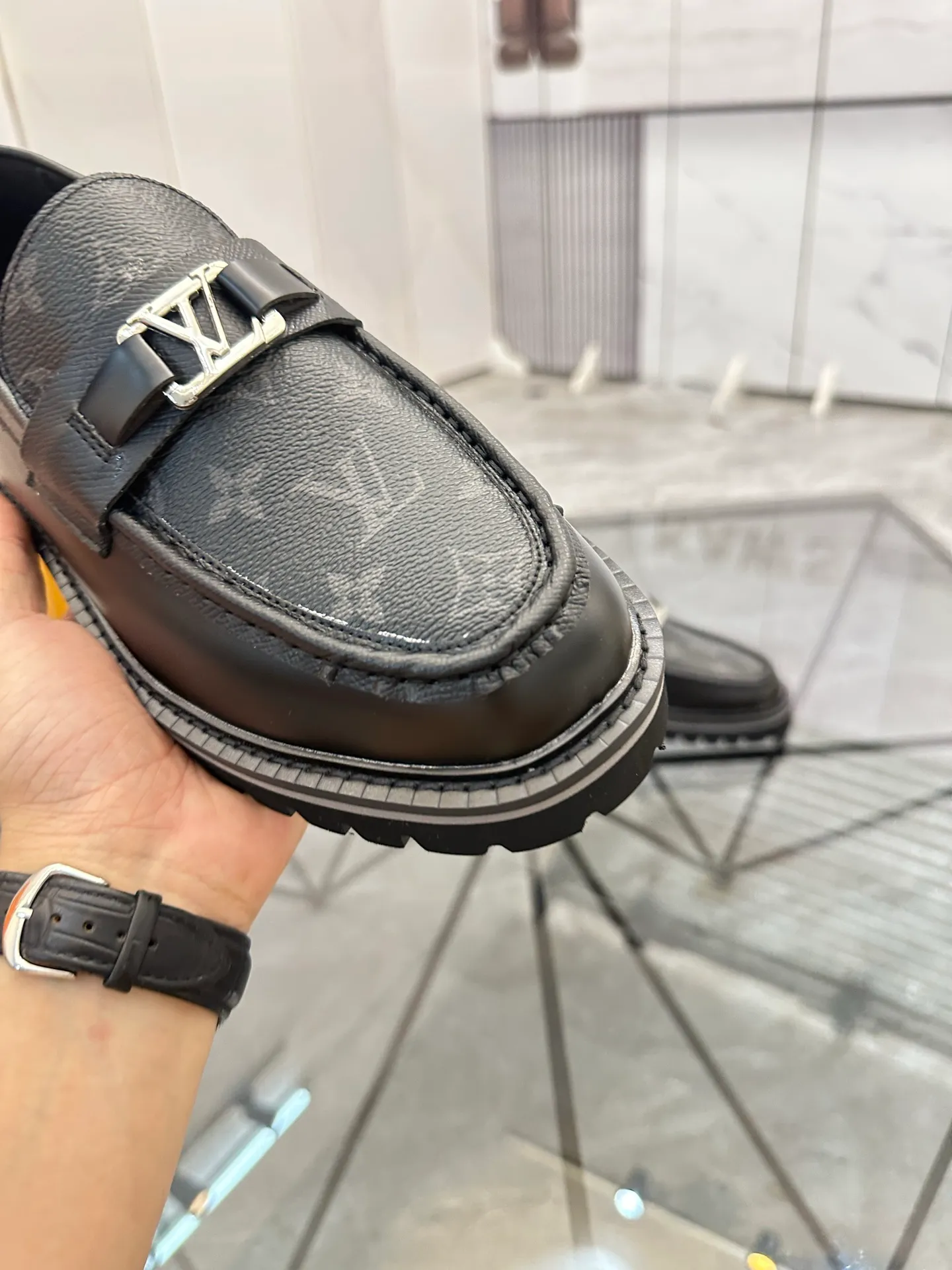 Selling men's shoes 💰: 💰P460¥ Product trademark: LV* "Louis Vuitton*" leather shoes Regular size: 40-45 (can be customized to 46) Product materials: imported cowhide upper, sheepskin lining, original outsole. Number: 558